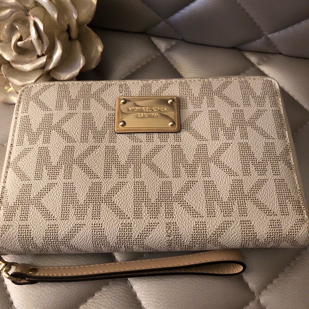 Michael kors wallet/clutch
